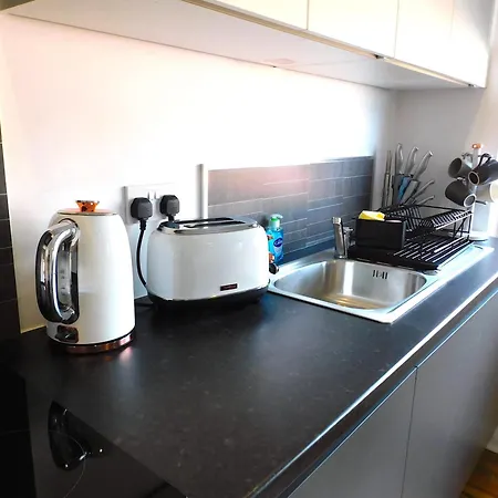 Newly Refurbished 1 Bed Apt In Hamilton Close To Station And Local Amenities Exterior photo