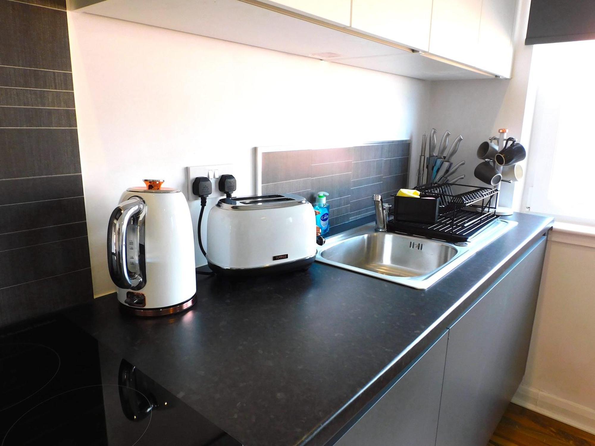 Apartment Newly Refurbished 1 Bed In Close To Station And Local Amenities Hamilton