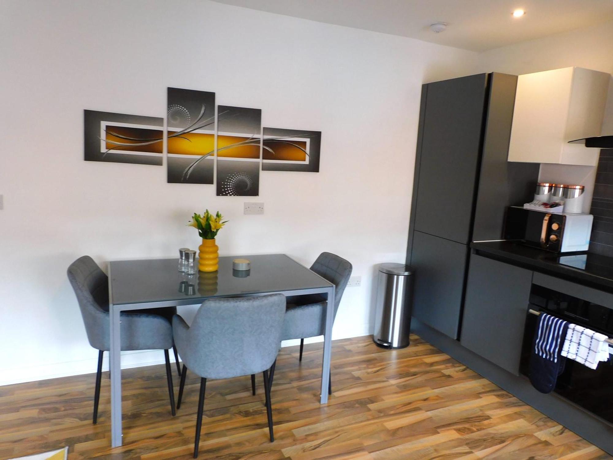 Newly Refurbished 1 Bed In Close To Station And Local Amenities *